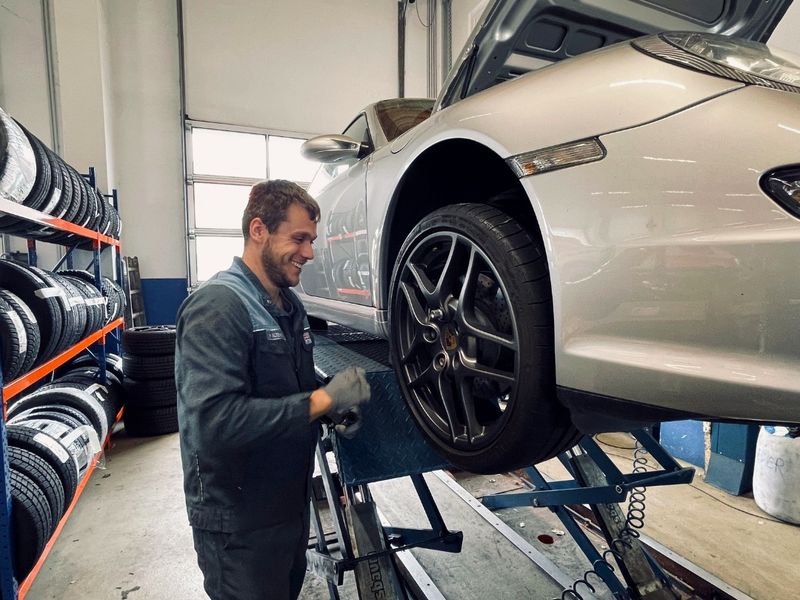 Mechaniker von Heil Automobile bei Reifen- und Fahrwerksarbeiten in der Werkstatt